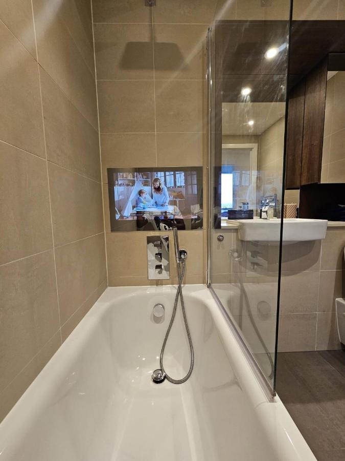 2 Bed Luxurious Apartments Canary Wharf Londres Exterior foto